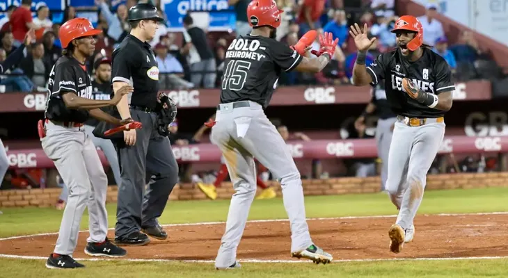 Leones remontan en SFM para mantener invicto