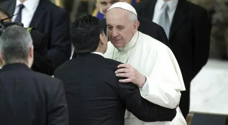El papa Francisco abraza a Maradona tras recibir una camiseta de la selección Argentina