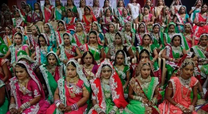 En India celebran una boda masiva de 151 parejas