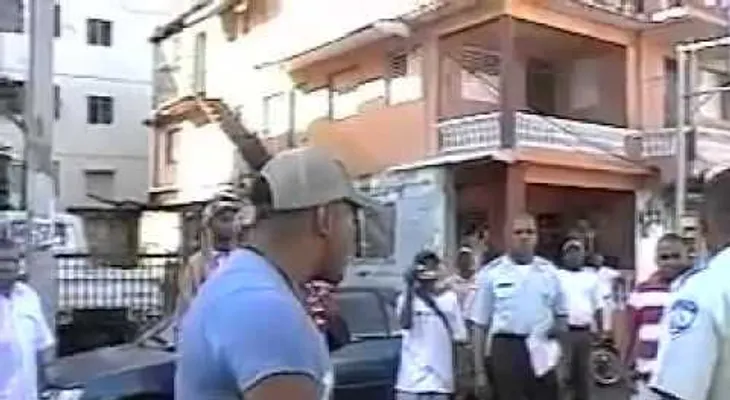 Video de una galleta que le da un motorista a un agente de AMET 