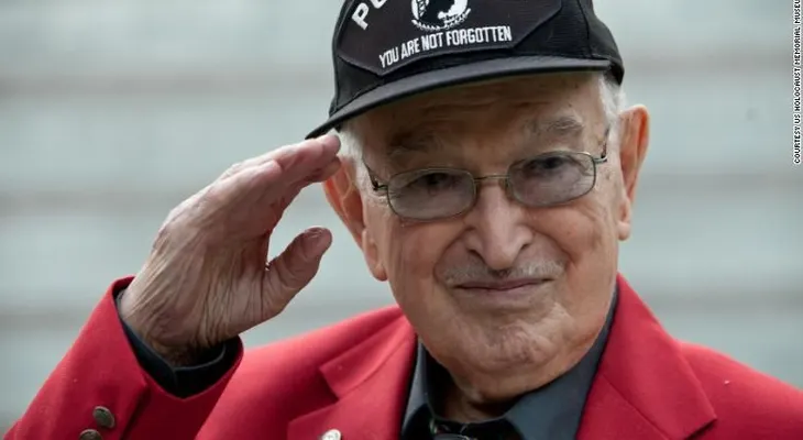 El médico mexicoestadounidense que documentó el horror de los campos de concentración nazis muere a los 93 años