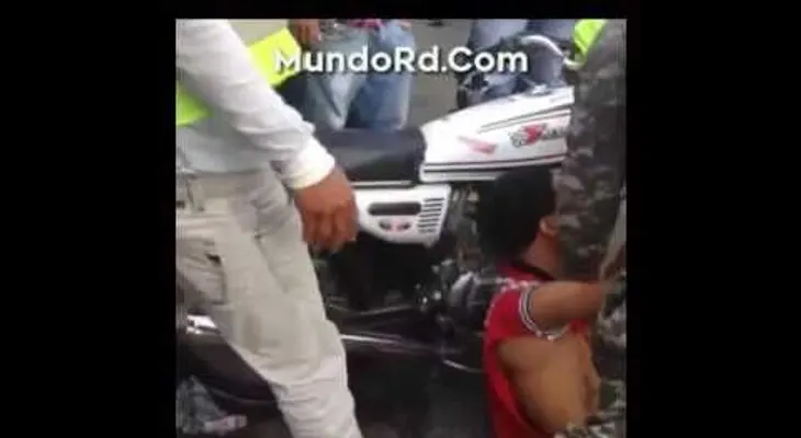 A este ladrón lo quemaron y lo hicieron llorar como un niñito (VIDEO)