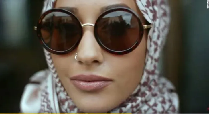 H&M genera debate por modelo musulmana con hiyab