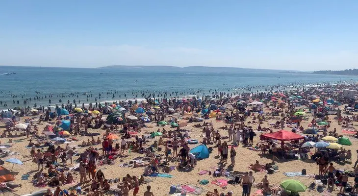 El gobierno británico amenazó con cerrar las playas por el desborde tras la flexibilización de la cuarentena