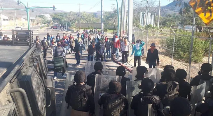 Estudiantes se enfrentan con policías en estado mexicano de Chiapas