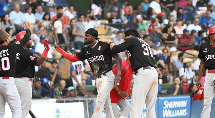 En una fiesta de "palos", Escogido se acerca al Licey en segundo lugar; Gigantes agonizan 