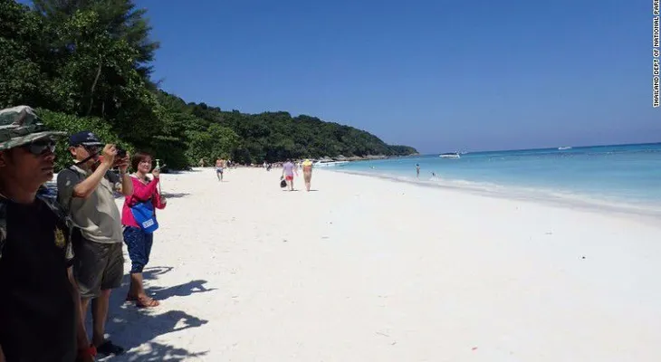 Tailandia cierra paradisiaca isla debido a daños causados por turistas
