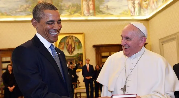 Obama y el papa Francisco intercambian regalos