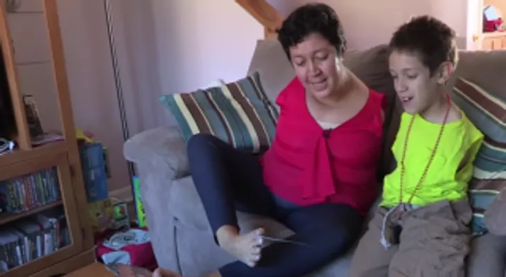 Conmovedora historia: Por una enfermedad nacieron sin brazos (VIDEO) 