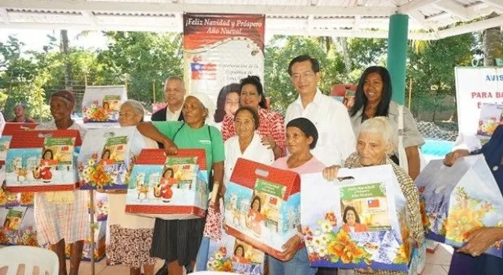 Cristina Lizardo y Embajada de Taiwán entregan canastas navideñas en La Caleta