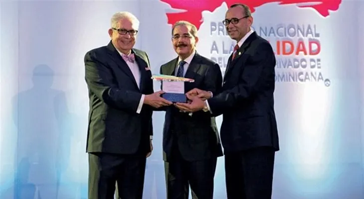 Danilo Medina entrega premio Trayectoria Empresarial a Laboratorios Magnachem