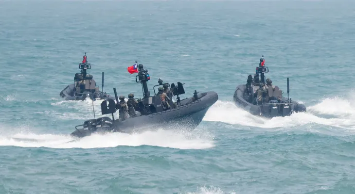 Taiwán realiza simulacro militar de ataque costero con drones y lanchas ante presión de China