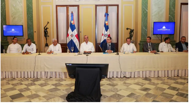 Gobierno acuerda mesa con transportistas para frenar alza del pasaje