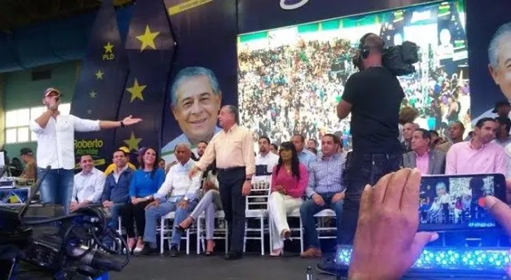 Roberto Salcedo realiza encuentro con jóvenes de la capital