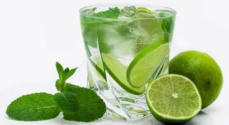  Beneficios de beber agua con limón: no creas todo lo que dicen. Ayuda a adelgazar