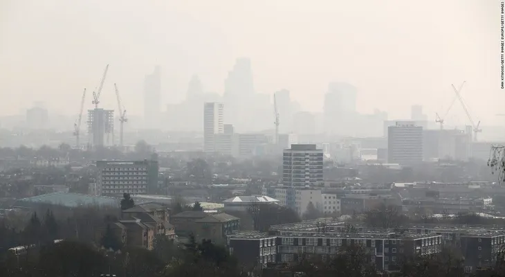 ¿Está la contaminación atmosférica relacionada con el riesgo de demencia?