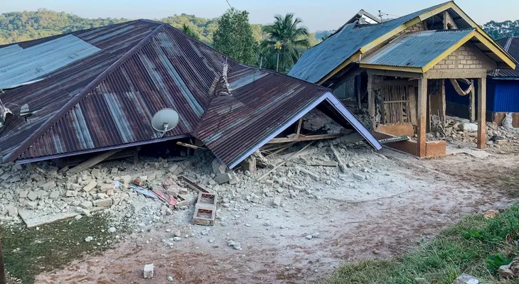 Terremoto de magnitud 7,7 en Indonesia deja dos muertos y numerosas viviendas destruidas; alerta de tsunami fue desactivada