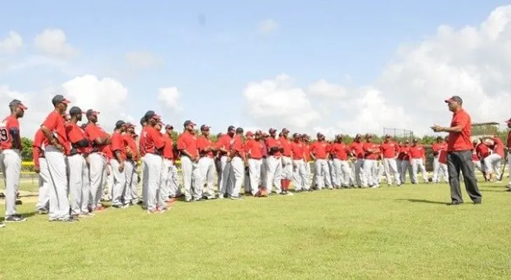 Luis Rojas toma las riendas en entrenamientos de los Leones