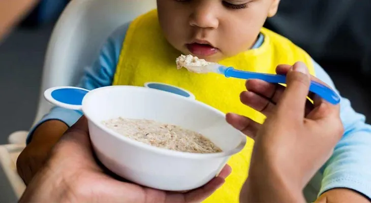 OMS presenta informes alimentos de bebés con grandes cantidades de azúcar, que son promocionados