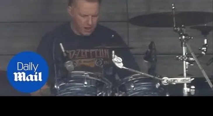  Un baterista sufre un derrame cerebral, sigue tocando y se desmaya