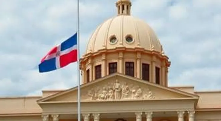 Bandera ondea a media asta en el Palacio por muerte de Imbert Barrera