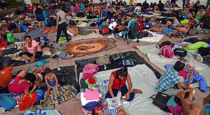 Bebé con menos de mes de nacida viaja en caravana de migrantes