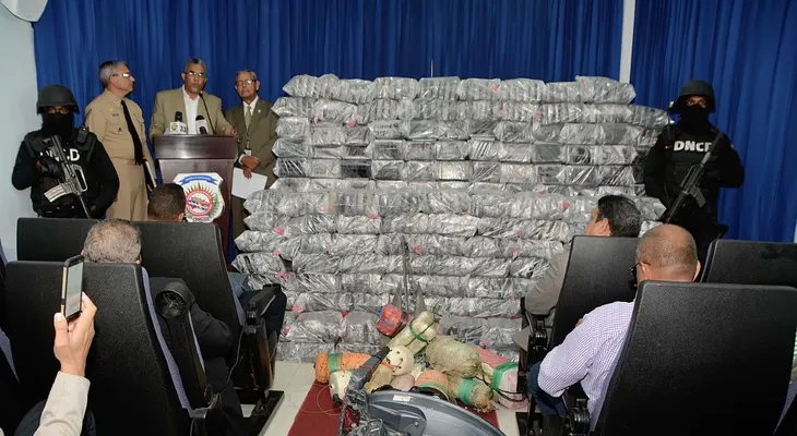 DNCD decomisa 932 paquetes de droga en SPM y apresa a dominicano y colombiano