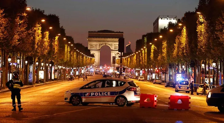 Alerta en París por un tiroteo en la avenida Champs Élysées: un policía muerto
