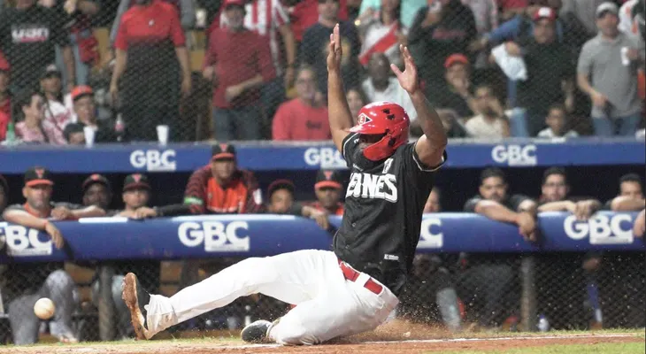 Con remontada en el octavo, Leones toman comando de la Serie Final