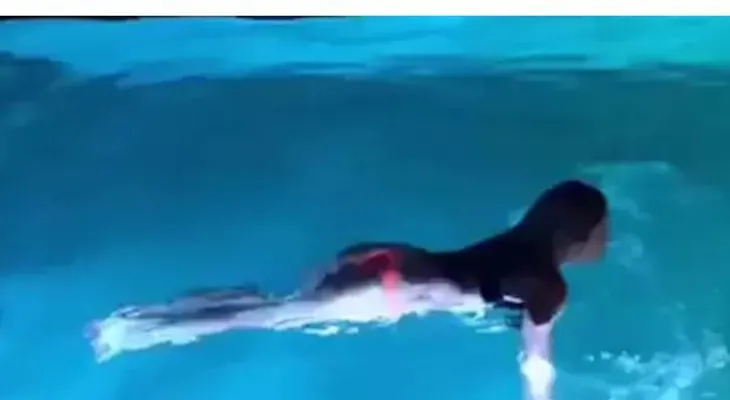 El duro y sexy entrenamiento de Shakira en una piscina de noche