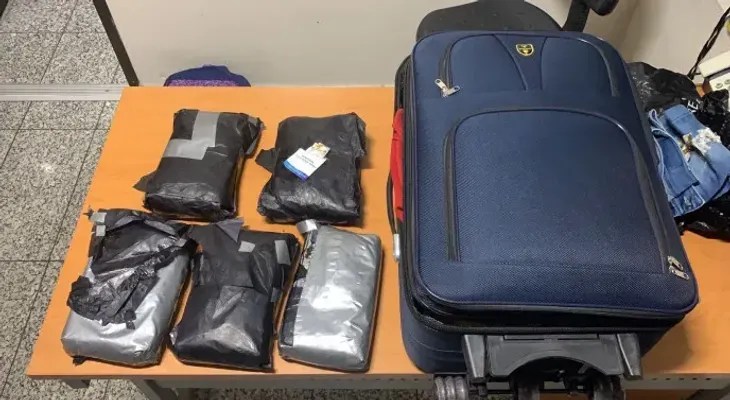 Detienen a ecuatoriana en el AILA y le ocupan cinco paquetes presumiblemente cocaína