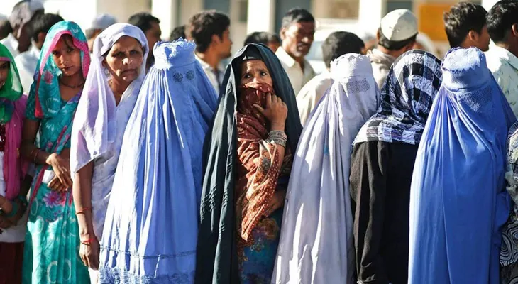 India revisará la ley que permite a los hombres divorciarse de sus esposas con sólo repetir tres veces una palabra