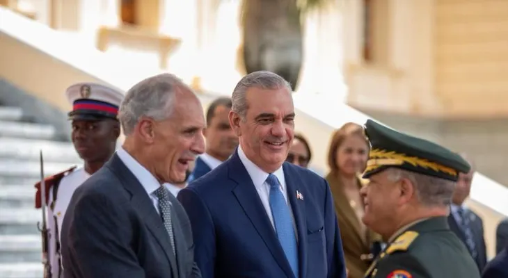 Abinader recibe a presidente de Honduras en el Palacio Nacional con honores militares