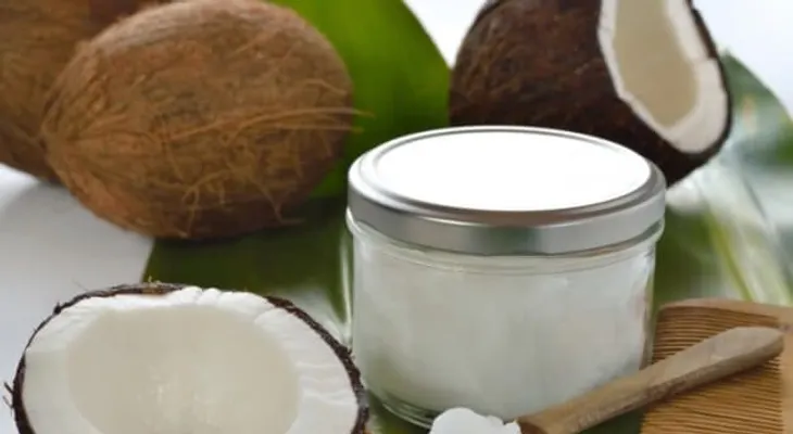 El ungüento de cera de abejas y de aceite de coco y ajo para las heridas superficiales