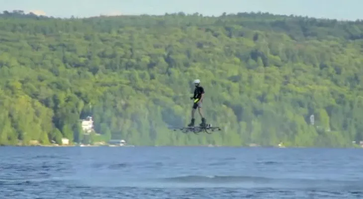 Impresionante video: Un hombre logra volar sobre un lago 