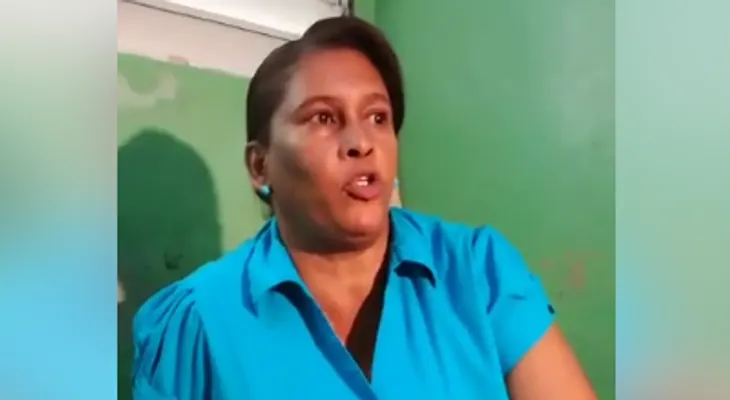 Estudiante golpeó a su compañera de clase sin ningún motivo; profesora explica lo sucedido 