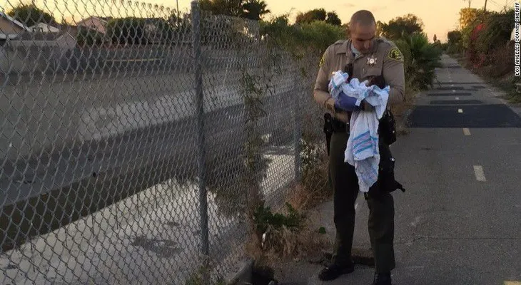 Encuentran a un recién nacido enterrado en calle peatonal en Los Ángeles