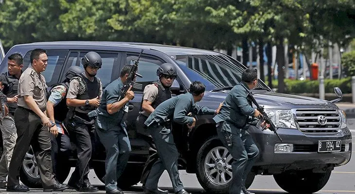 El momento de la inmolación de un terrorista en Yakarta