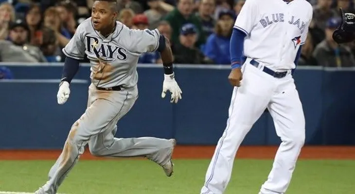 Encarnación y Paredes la sacan, pero Toronto pierde 