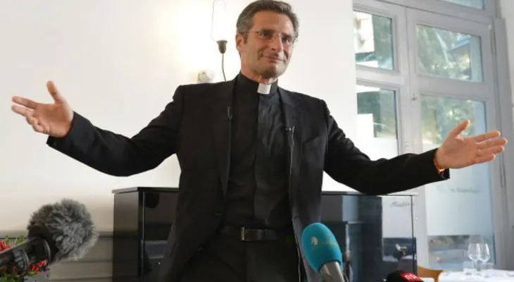 La Iglesia ha convertido en un infierno la vida de los gays dice sacerdote Krysztof Charamsa