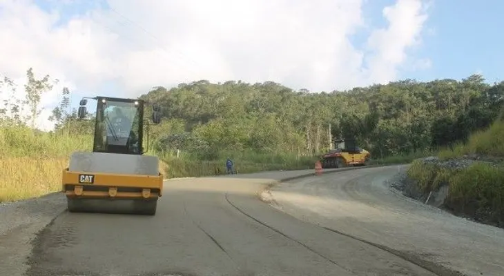 Obras Públicas avanza construcción de carretera Piedra Blanca-Rancho Arriba