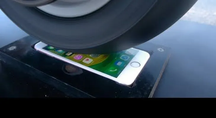 ¿Resistente? Esto es lo que pasa al poner a rodar a toda velocidad una moto sobre un iPhone