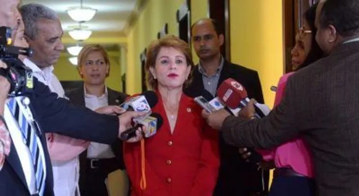 Tema reelección genera revuelo: Lucía Medina Según Constitución 2015, Danilo puede ir 