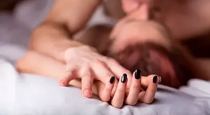 A una mujer se le "rompe" el corazón en mitad de un orgasmo
