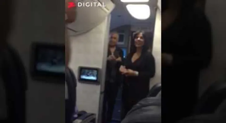 Una pasajero se molesta con esposa de MVM porque bailaba "Despacito"