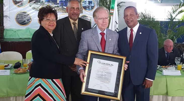 Pepín Corripio recibe reconocimiento del club Los Prados