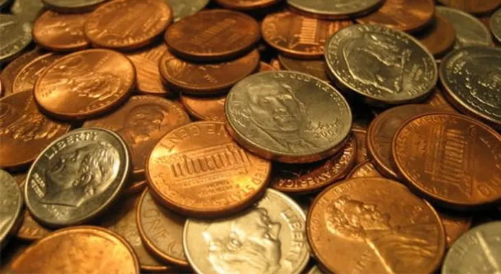 Vendedor de caramelos compra un auto con media tonelada de monedas