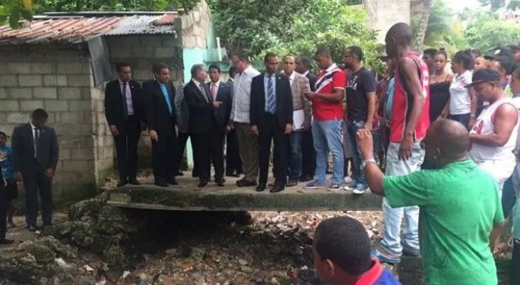 Presidente realiza visita sorpresa al sector Villa Eloisa, en Las Cañitas; promete sanear cañada 