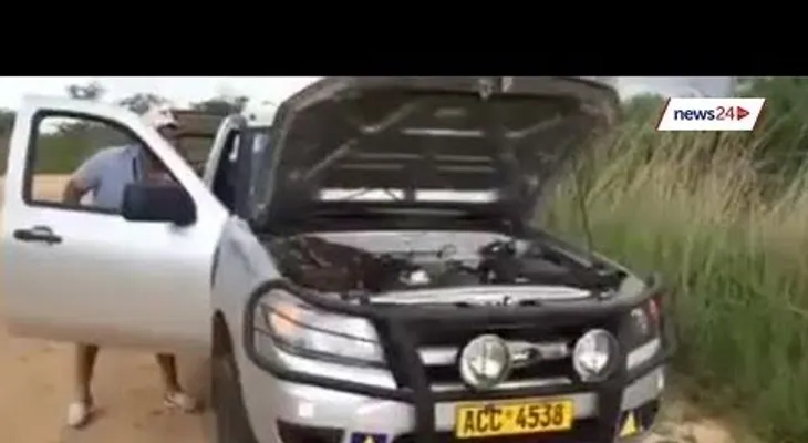 Un hombre encuentra una serpiente en su coche, mira lo que pasa...(VIDEO) 