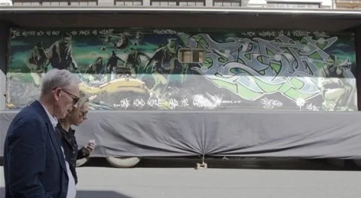 Subastarán en París obra de Banksy pintada en remolque 